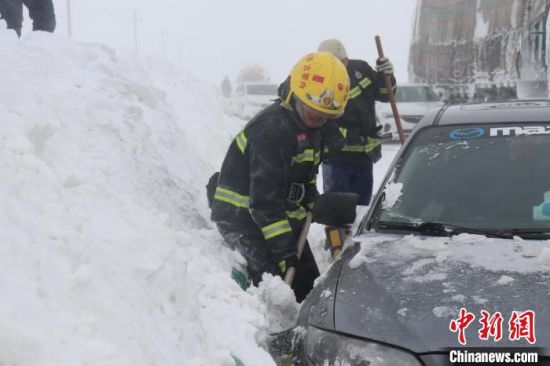 47人被困  内蒙古消防“浴雪”救援