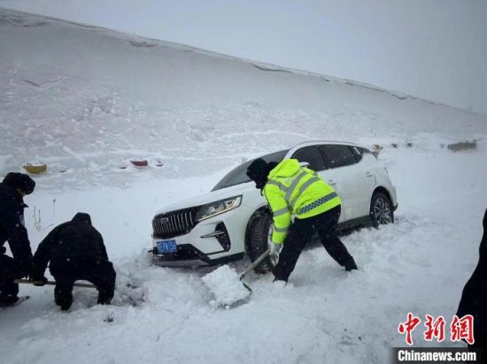 呼伦贝尔普降大雪 最美雪“警”温暖守护