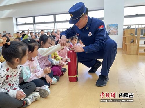 图为呼和浩特市启动119消防宣传月活动