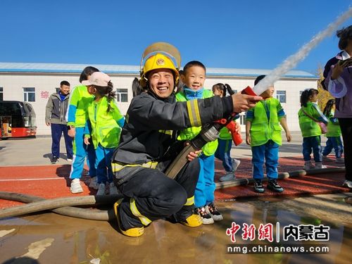 图为呼和浩特市启动119消防宣传月活动